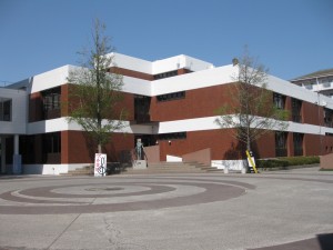 千葉経済大学総合図書館
